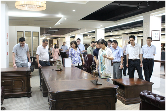 朱麗紅副總查看產(chǎn)品 朱麗紅副總查看產(chǎn)品