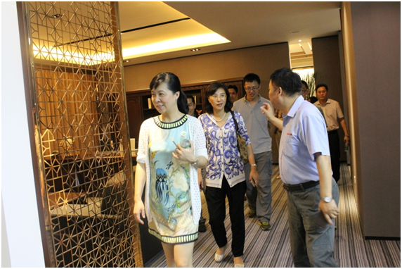 朱麗紅副總繼續(xù)參觀展廳 朱麗紅副總繼續(xù)參觀展廳