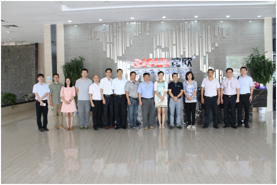 朱麗紅副總與領導合影 朱麗紅副總與領導合影