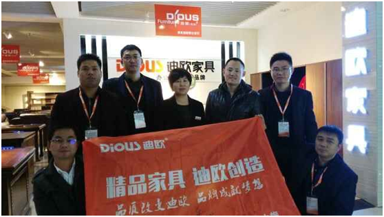 迪歐代表團(tuán)與北京迪歐專賣店領(lǐng)導(dǎo)合影 迪歐代表團(tuán)與北京迪歐專賣店領(lǐng)導(dǎo)合影