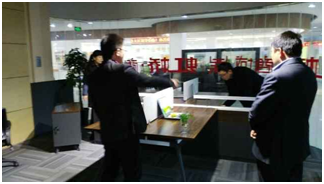 鄒總店內進行布局指導 鄒總店內進行布局指導