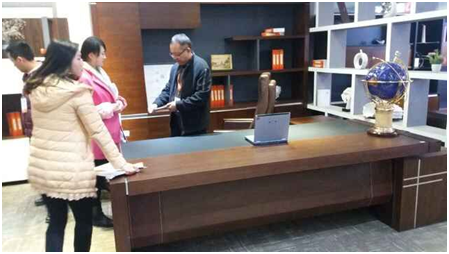 譚廠現場檢查產品 譚廠現場檢查產品