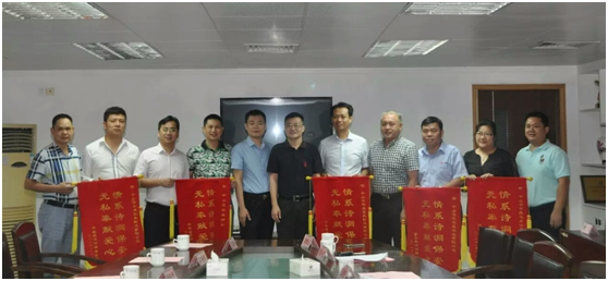 參加捐贈(zèng)儀式的企業(yè)代表合影留念 參加捐贈(zèng)儀式的企業(yè)代表合影留念