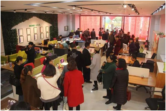 店內人頭涌動 店內人頭涌動