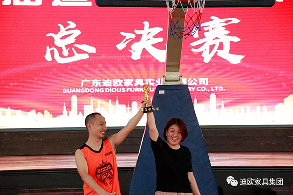 【最佳教練-唐行堯&頒獎嘉賓-集團行政副總楊青梅女士】