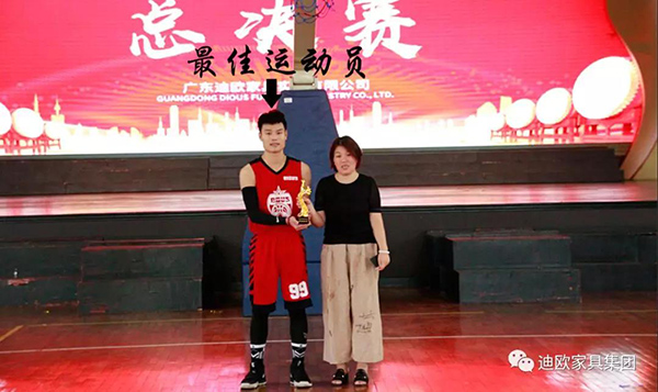 【最佳運動員-張倫發(fā)&頒獎嘉賓-集團行政副總楊青梅女士】