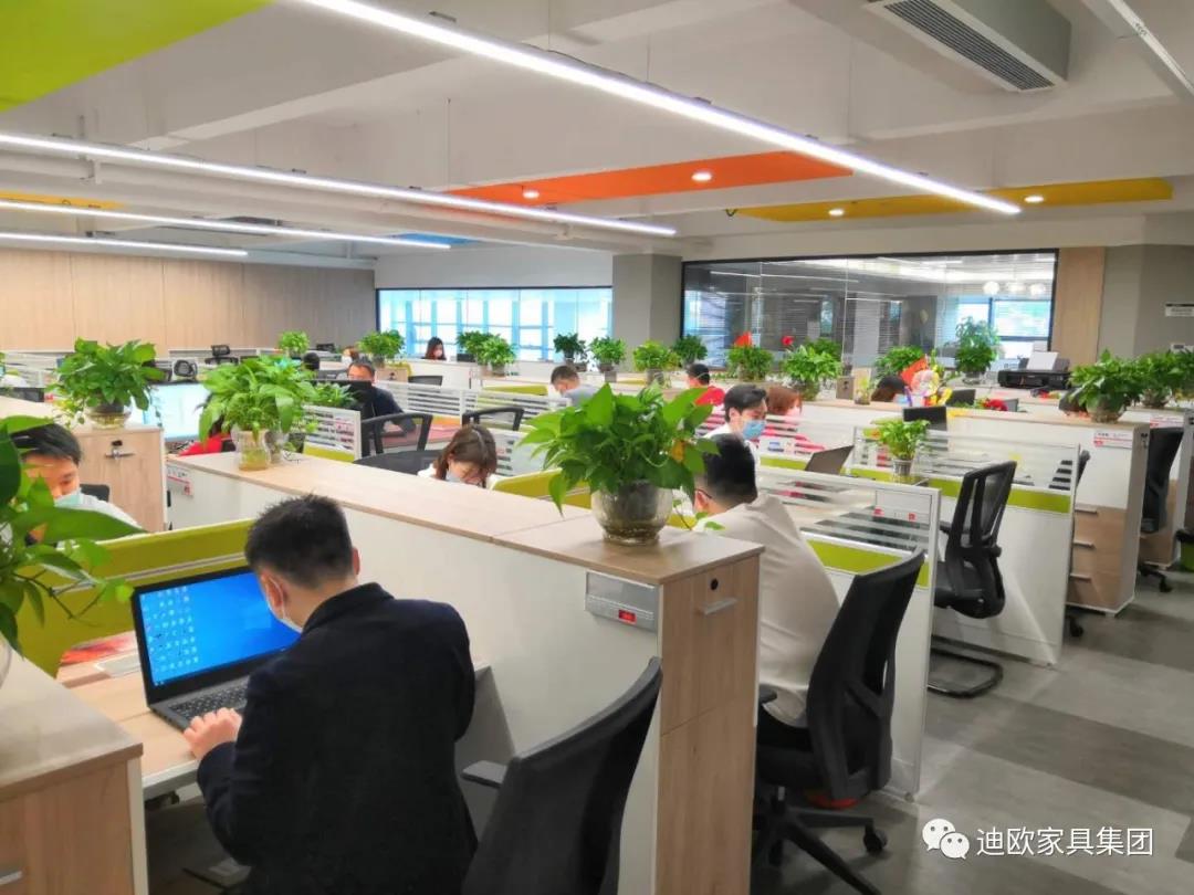 員工全程佩戴口罩上班