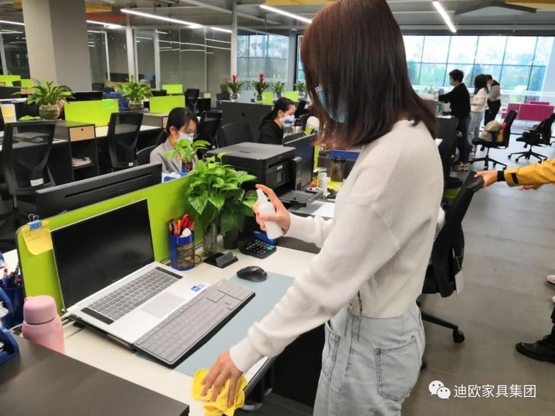 員工自行對崗位消毒 