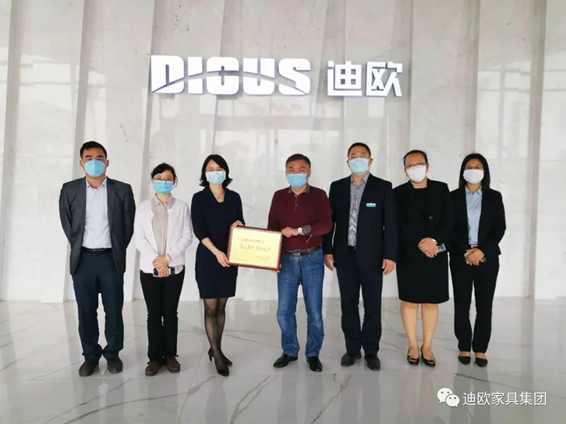 江門市江海區衛生健康局局長唐春女士、副局長楊家慧女士一行為廣東迪歐家具實業有限公司頒發捐款證書