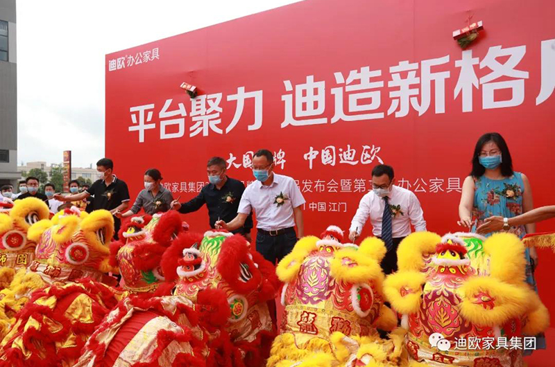 迪歐家具領導們?yōu)殪`獅點晴啟蒙