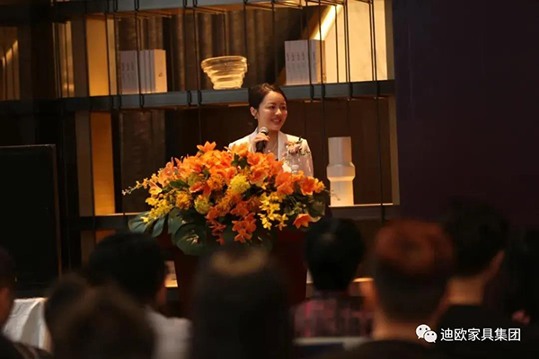 迪歐集團副總裁兼采購總監(jiān)黃雅悠女士致辭并介紹迪歐品牌 迪歐集團副總裁兼采購總監(jiān)黃雅悠女士致辭并介紹迪歐品牌