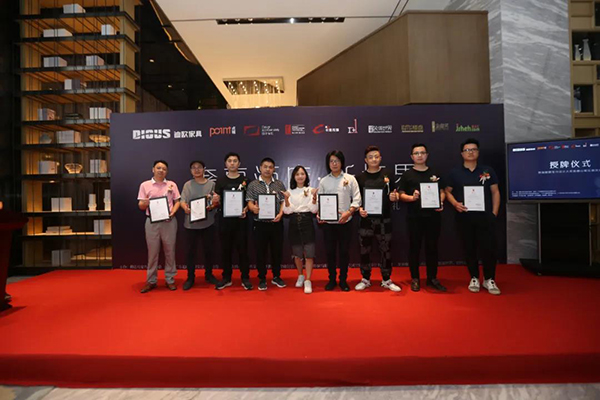 廣州卡撒傳媒副總經(jīng)理鐘曉顏 為本期特邀分享嘉賓頒發(fā)證書。 廣州卡撒傳媒副總經(jīng)理鐘曉顏 為本期特邀分享嘉賓頒發(fā)證書。