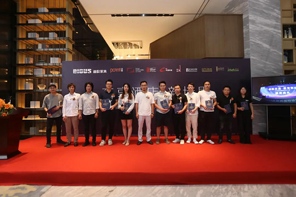 佛山市室內(nèi)設(shè)計協(xié)會會長、晶鯤鵬國際設(shè)計大獎賽執(zhí)委付祖軍先生為獲獎設(shè)計師頒發(fā)牌匾及證書 佛山市室內(nèi)設(shè)計協(xié)會會長、晶鯤鵬國際設(shè)計大獎賽執(zhí)委付祖軍先生為獲獎設(shè)計師頒發(fā)牌匾及證書