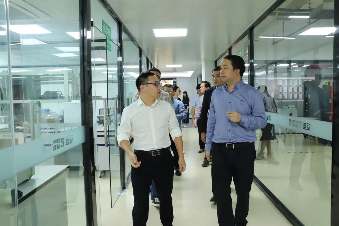 李賤根總裁（左一）帶領嘉賓參觀集團品質檢測中心