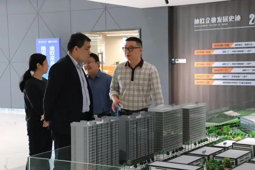 迪歐家具集團人力資源總監陳紅勝（右一）為嘉賓介紹集團項目情況