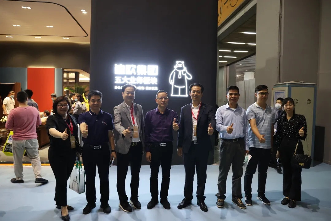 級領導及行業專家蒞臨迪歐集團展位參觀指導