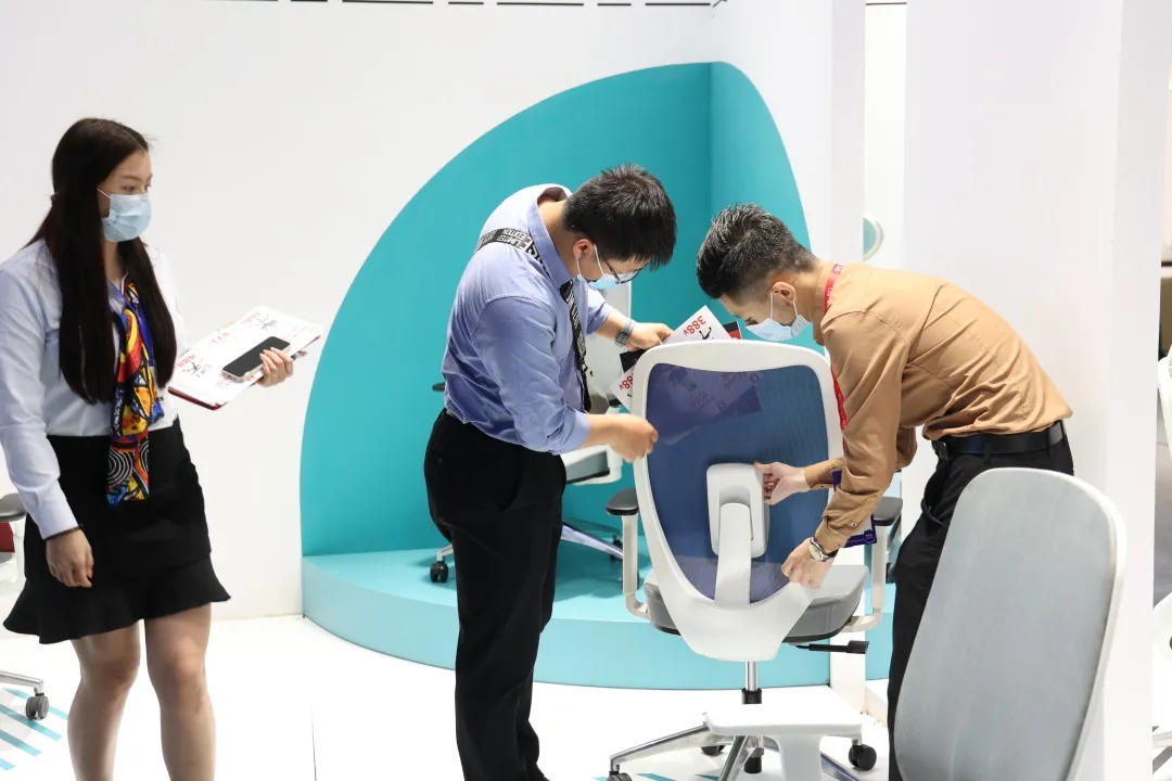 科琦品牌展位，工作人員正為客商展示產品性能