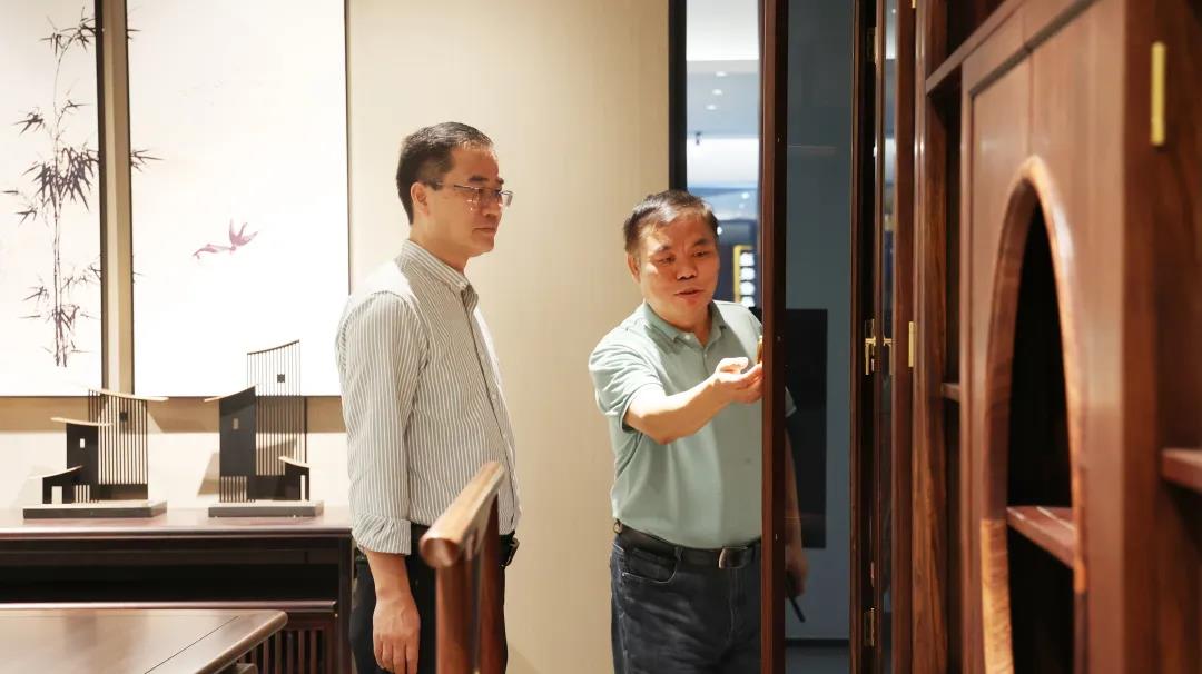 王克會長現場感受展廳家具的工藝、性能以及產品優勢 王克會長現場感受展廳家具的工藝、性能以及產品優勢