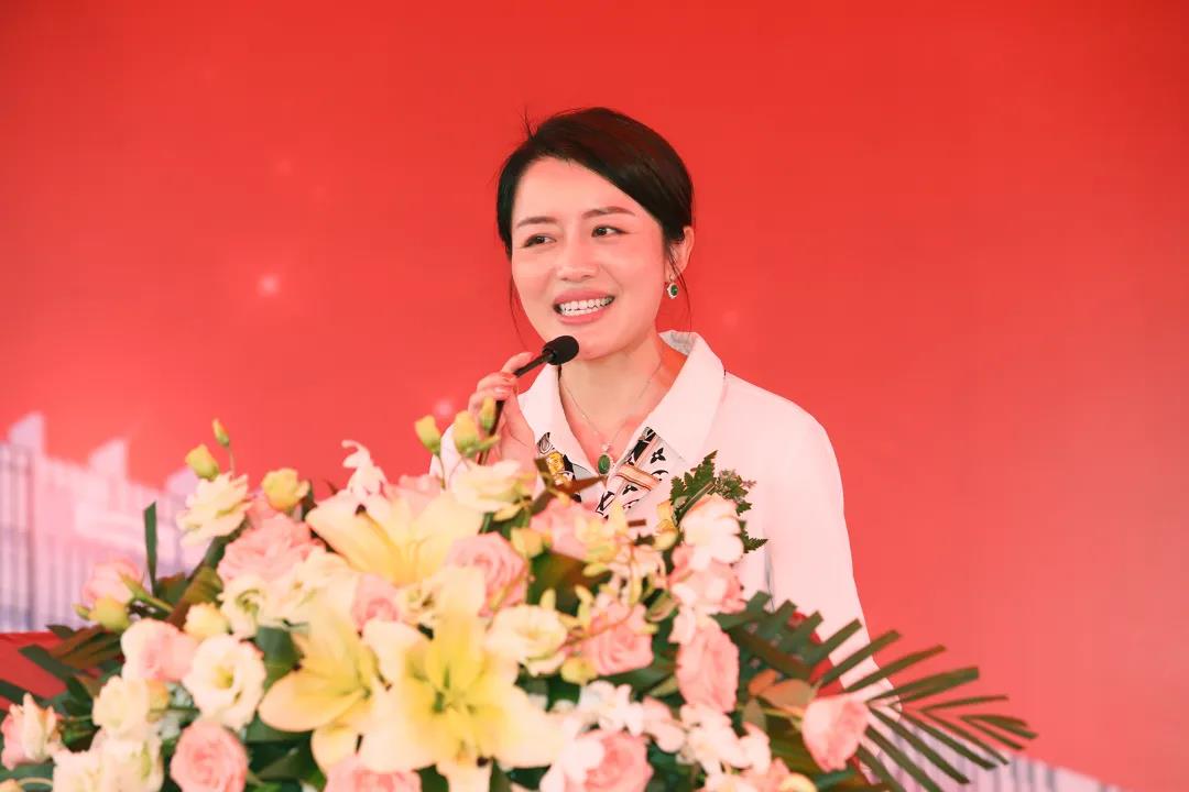 迪歐家具集團董事副總裁黃雅悠致辭