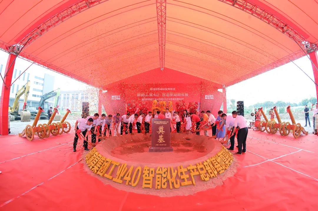 出席奠基儀式的領導、嘉賓共同為項目奠基培土