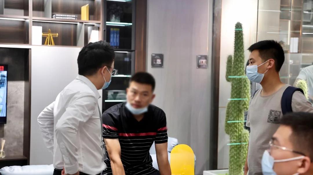 館內人氣持續不斷升溫,觀展客商前來迪歐展館咨詢、洽談 館內人氣持續不斷升溫,觀展客商前來迪歐展館咨詢、洽談