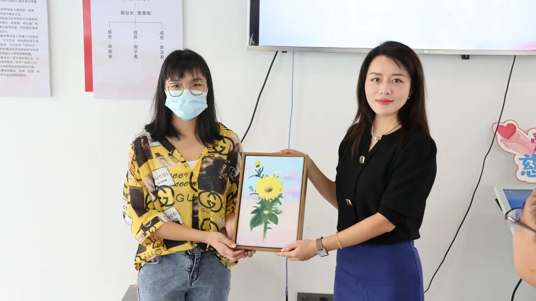 學生代表向迪歐家具集團贈送手繪油畫作品