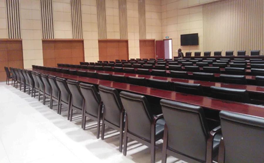 政府報(bào)告大廳&mdash;實(shí)木會議長條桌+皮質(zhì)會議椅