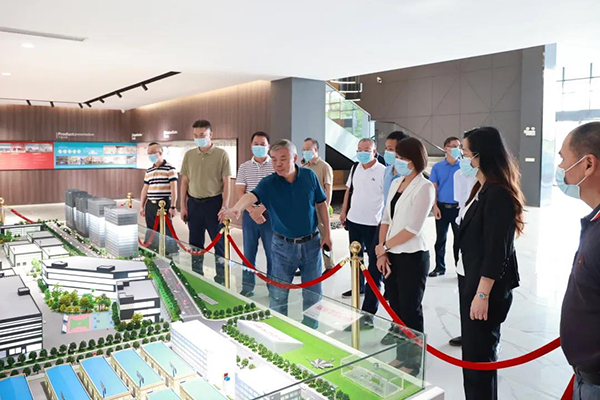 迪歐家具集團董事副總裁黃云林為調研組介紹園區建設情況