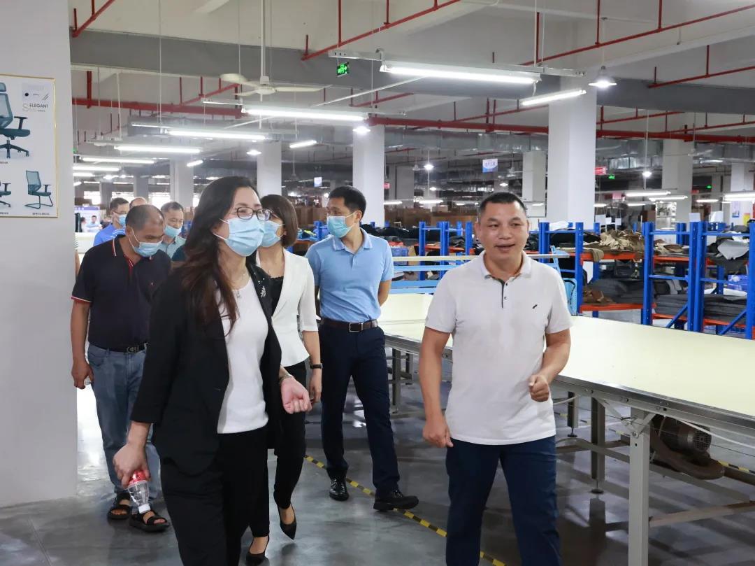調研組走進軟體生產車間，了解迪歐家具集團生產情況