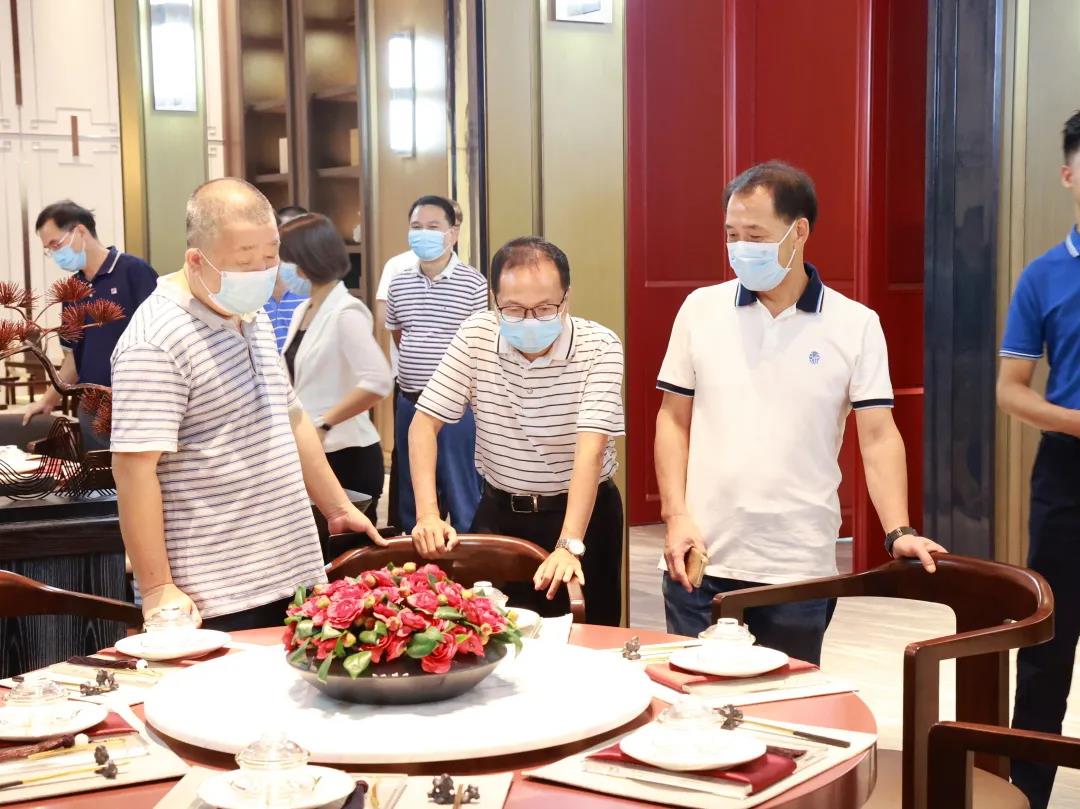 在酒店家具展廳，調研組親身感受高品質的整體空間解決方案