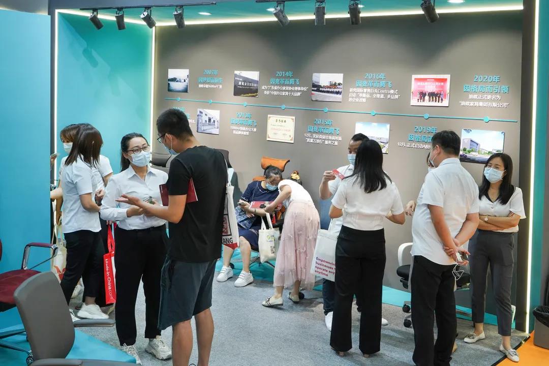 圖丨展位現場，目之所及皆是前來咨詢的客商，人氣指數爆棚