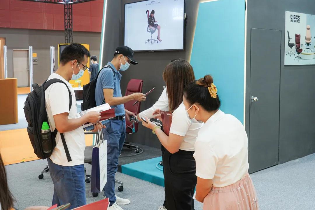 圖丨展位現場，目之所及皆是前來咨詢的客商，人氣指數爆棚