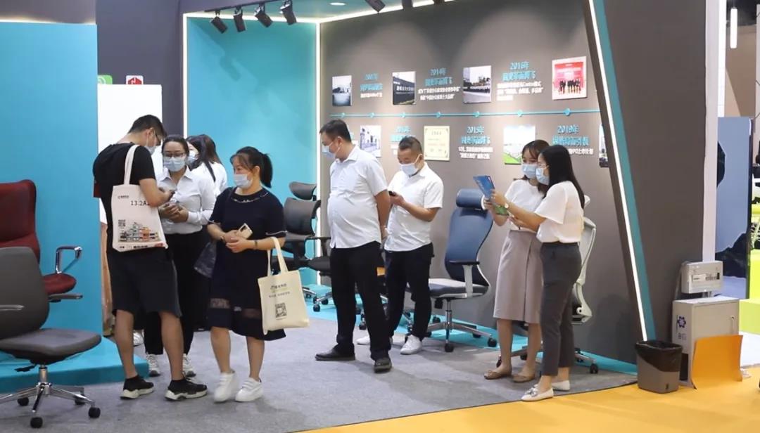 圖丨展位現場，目之所及皆是前來咨詢的客商，人氣指數爆棚
