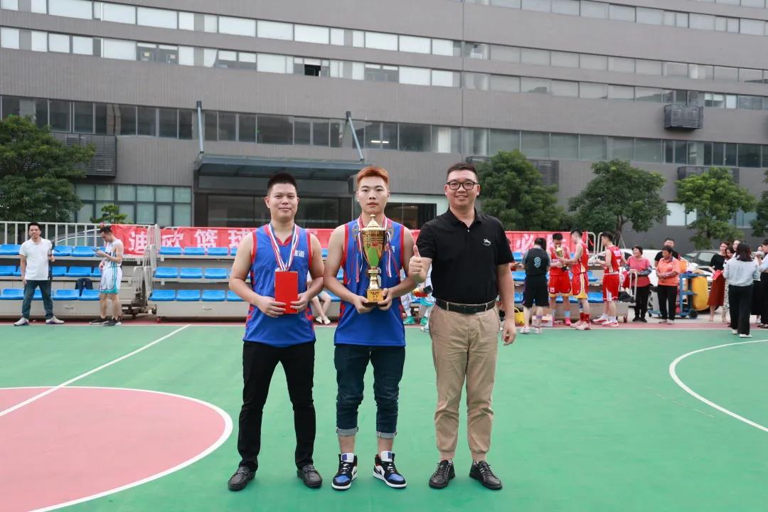 圖丨集團(tuán)人力資源總監(jiān)陳紅勝為男子組季軍隊(duì)伍雅派一隊(duì)頒獎(jiǎng)