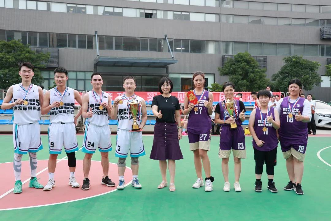 圖丨集團(tuán)副總裁彭曉霞為冠軍隊(duì)伍迪歐BUG隊(duì)和主旋律隊(duì)頒獎(jiǎng)