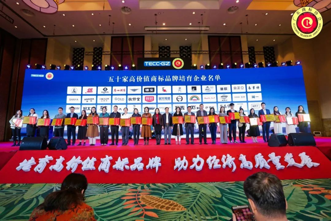 年度品牌影響力企業！迪歐家具集團攬獲多項重磅大獎！